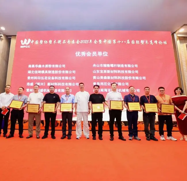 Keskity 18. China Wood Plastics Summit Forumiin: Zhoushan Nanhaiya esiintyi konferenssissa yhtenä Kiinan suurimmista WPC:n kartiomaisten kaksoisruuvitynnyreiden toimittajista.