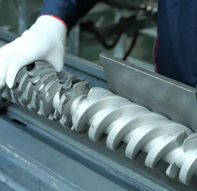 Miksi suulakepuristimeen ilmestyy toistuvasti mustia viivoja? Tässä artikkelissa kerrotaan, kuinka voit nopeasti määrittää, johtuuko se piippu- tai ruuviongelmasta.