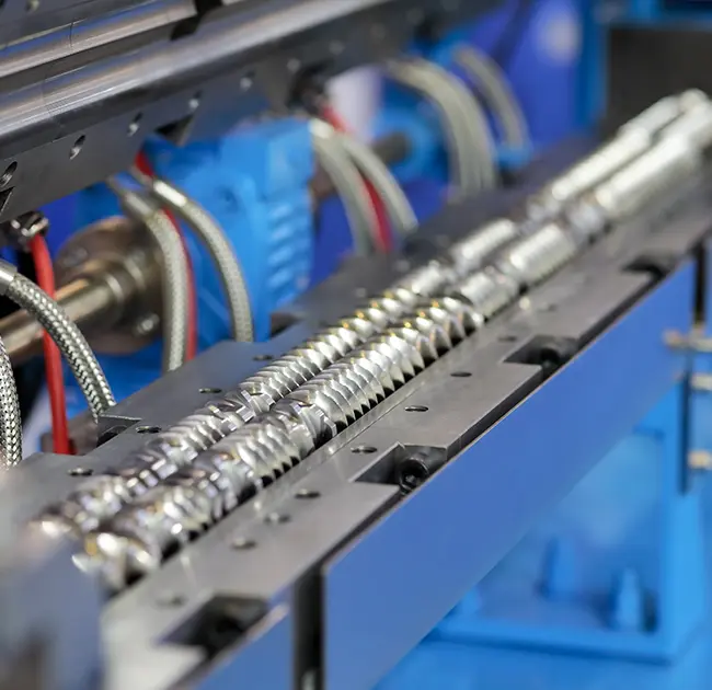 Kaksoisruuvivaahtogranulaattorin työprosessi ja käyttöä koskevat varotoimet